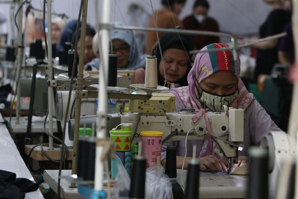 Para pekerja perempuan menjahit pakaian di salah satu tempat produksi di kawasan Perkampungan Industri Kecil (PIK) Pulogadung, Jakarta Timur, Kamis (27/10/2022). 