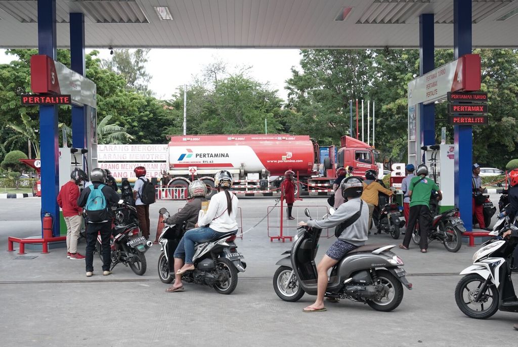 Motorcycle and car riders queue to fill up fuel at the Manahan gas station, Solo, Central Java, on Wednesday (12/18/2019).