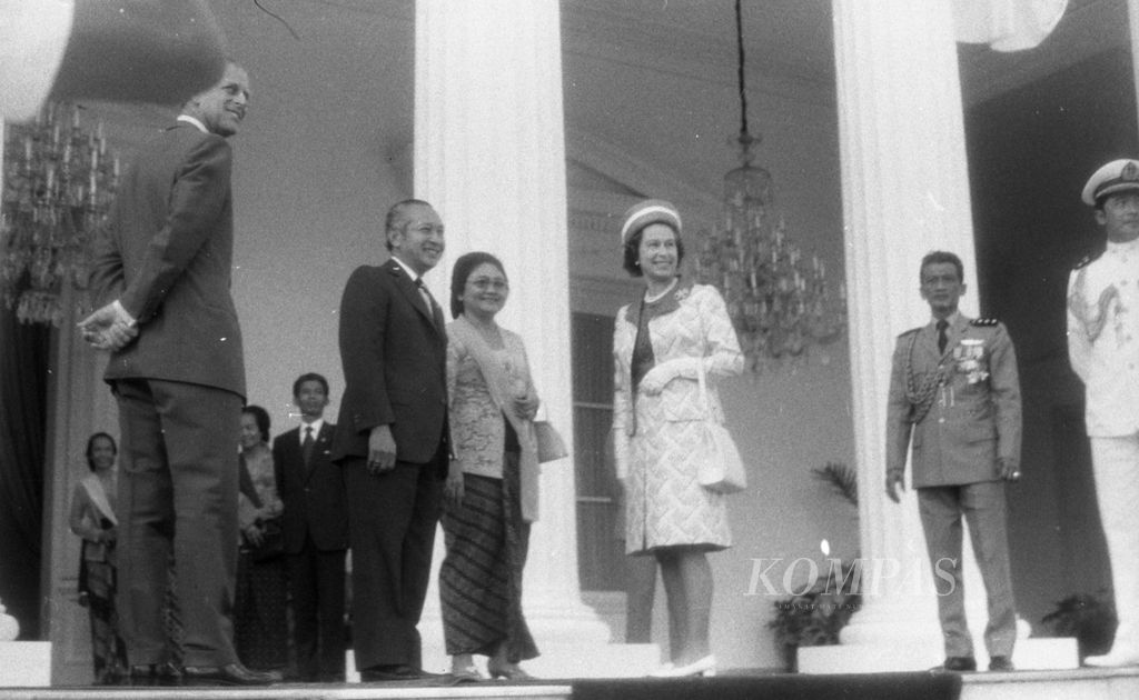 Setelah berkunjung selama seminggu, Ratu Inggris Elizabeth II meninggalkan Indonesia dan berpamitan dengan Presiden Soeharto di Istana Merdeka, Jakarta, 22 Maret 1974. 