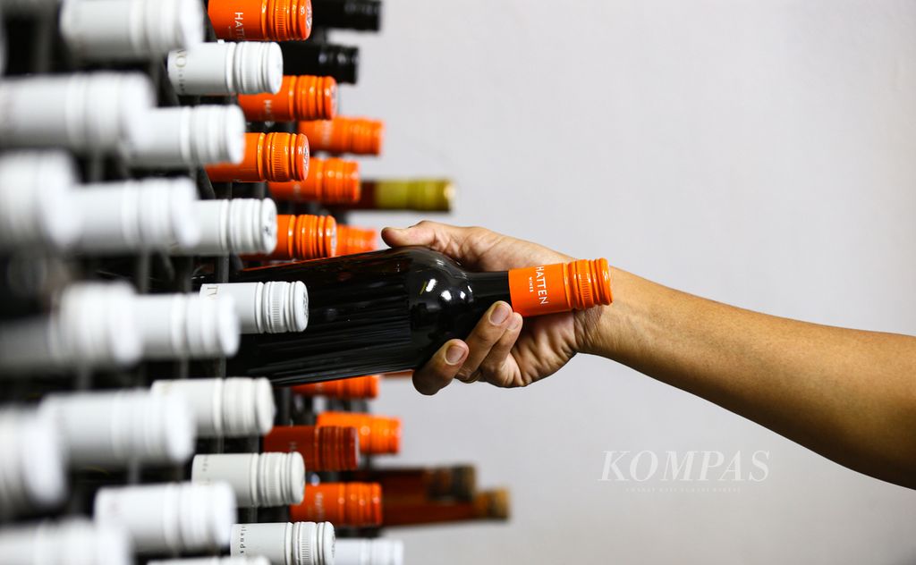 Yeni, <i>wine maker</i> di Hatten, memeriksa anggur yang disimpan di Hatten Winery, Sanur, Bali, Selasa (23/11/2021). Pabrik anggur Hatten memproduksi 27 jenis anggur yang beberapa jenis di antaranya menggunakan anggur yang ditanam di Bali.