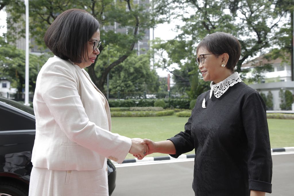 Pertemuan bilateral Menteri Luar Negeri Retno Marsudi (kanan) dengan Menteri Luar Negeri dan Kerja Sama TImor Leste Adaljiza Albertina Xavier REis Magno (kiri) berlangsung di Jakarta, Rabu (11/1/2023). Pertemuan berlangsung setelah Retno menyampaikan Pernyataan Pers Tahunan Menteri Luar Negeri 2023. Indonesia berkomitmen untuk mendukung perkembangan ekonomi Timor Leste.