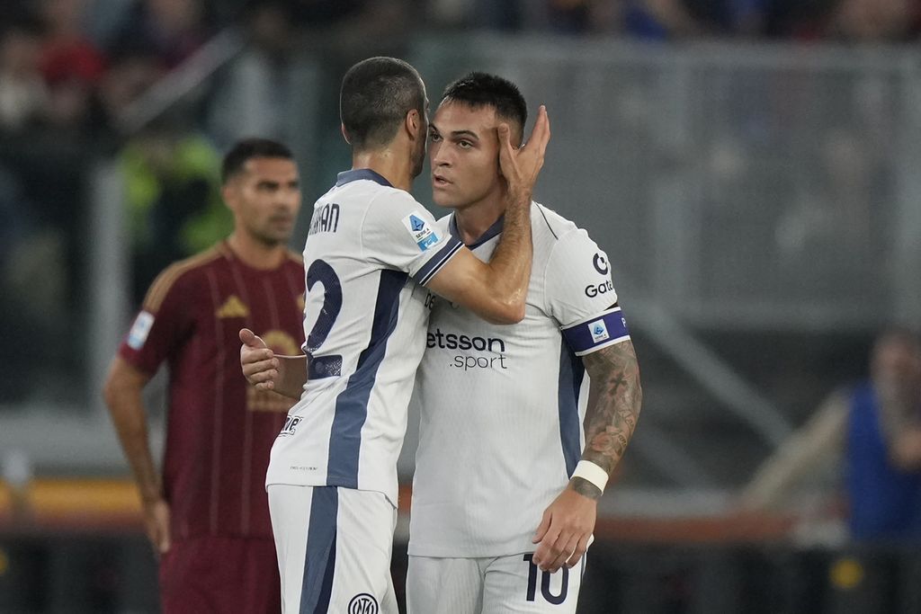 Striker Inter Milan, Lautaro Martinez (kanan), merayakan gol yang dicetaknya ke gawang AS Roma bersama Henrikh Mkhitaryan pada laga Liga Italia di Stadion Olimpico, Roma, Senin (21/10/2024) dini hari WIB. Inter menang dengan skor 1-0.