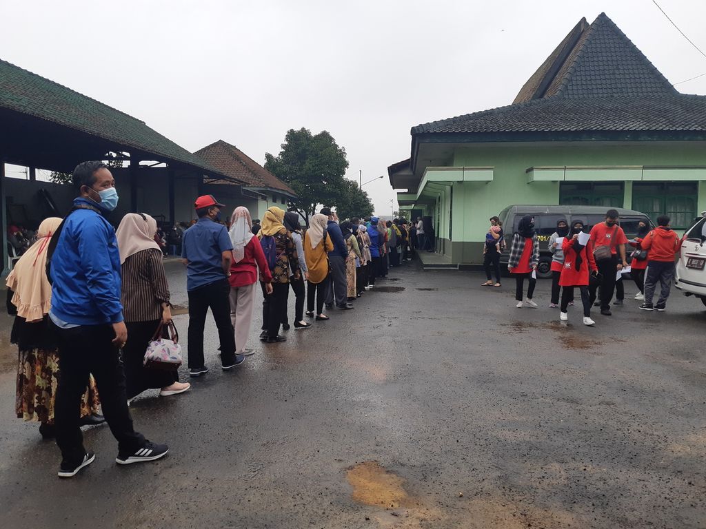 Antrean warga untuk mendapatkan vaksinasi penguat atau <i>booster </i>jenis Moderna di Kodim 0701/Banyumas, Jawa Tengah, Kamis (20/1/2022).