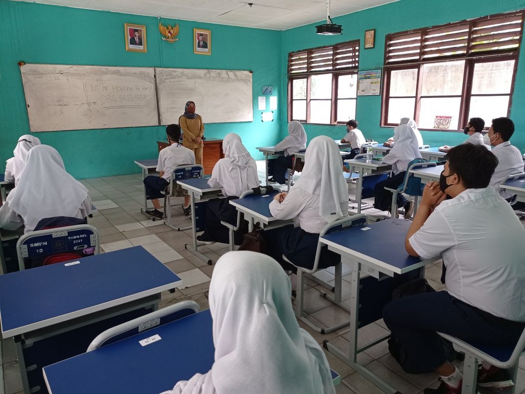 Suasana hari pertama pembelajaran tatap muka secara terbatas di kelas IX SMP Negeri 10 Tangerang Selatan, Banten, Senin (6/9/2021).