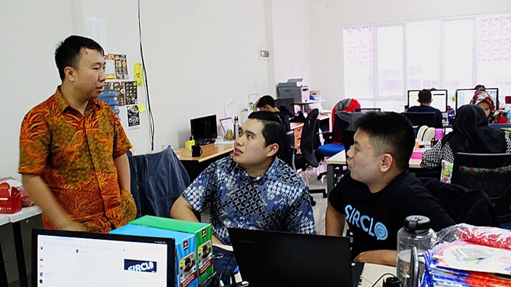 Chief Executive Sirclo Brian Marshal berbincang-bincang dengan karyawannya di kantor yang terletak di kawasan Jakarta Pusat, Rabu (2/5/2018). Sirclo merupakan perusahaan desain <i>website </i>untuk toko daring yang sudah berjalan lima tahun.