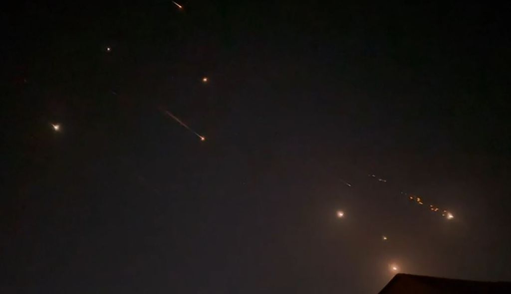 Dalam foto yang diambil dari rekaman video AFPTV pada Minggu (14/4/2024) tampak bola-bola api dari ledakan drone atau rudal Iran yang berhasil dihadang oleh sistem pertahanan udara Israel.