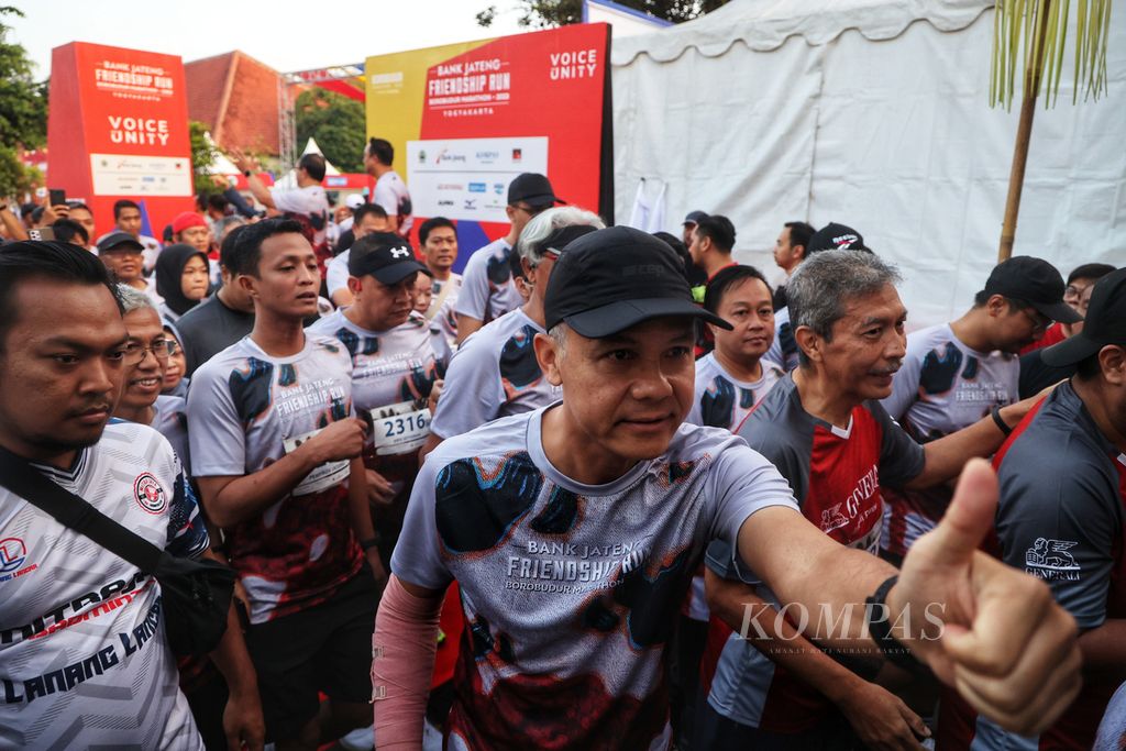 Gubernur Jawa Tengah Ganjar Pranowo turut menjadi salah satu peserta Bank Jateng Friendship Run di Museum Benteng Vredeburg, Yogyakarta, Minggu (9/7/2023). Ajang lari sejauh 6 kilometer tersebut diikuti sekitar 1.000 pelari. Bank Jateng Friendship Run digelar di sepuluh kota untuk menyambut lomba lari Borobudur Marathon.