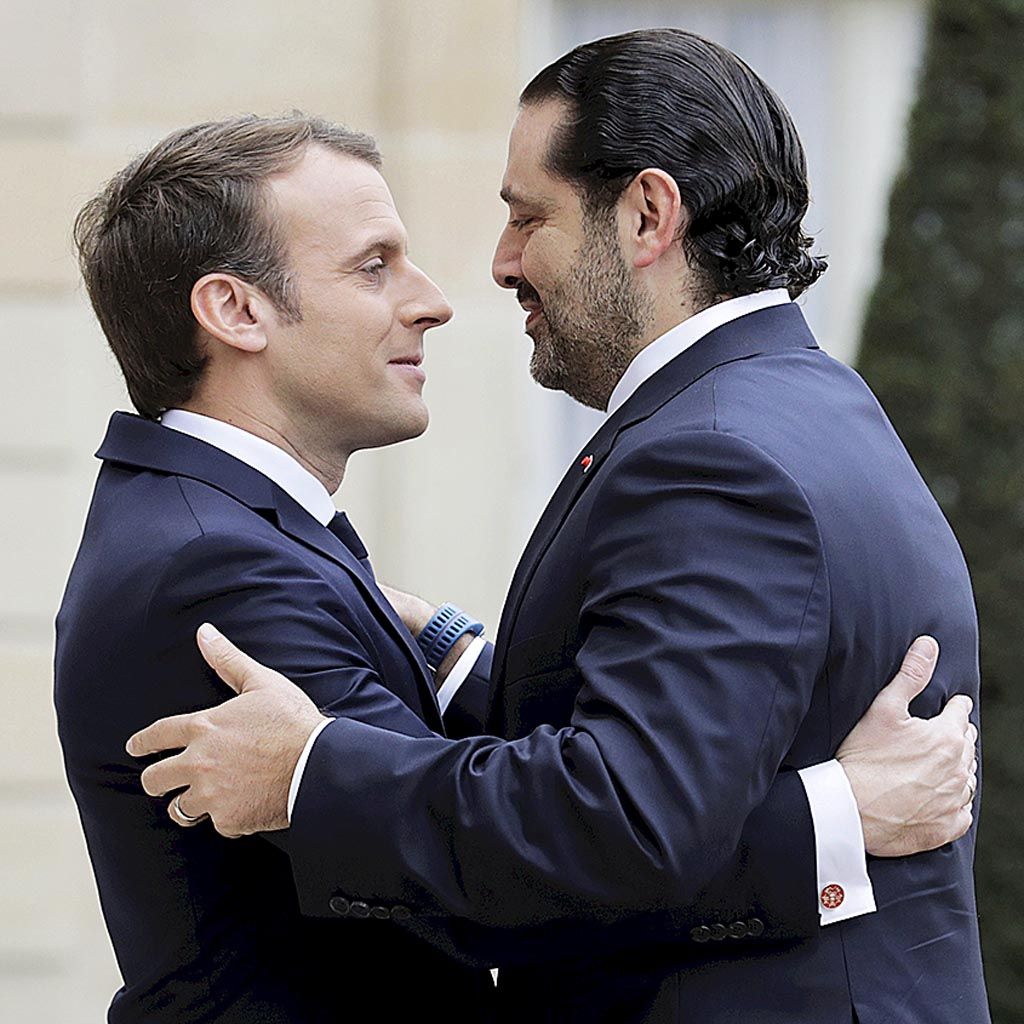 Presiden Perancis  Emmanuel Macron (kiri) menyambut hangat Perdana Menteri Lebanon Saad al-Hariri, Sabtu (18/11), di Istana  Elysee, Paris, Perancis. PM Hariri berada di Paris atas undangan Presiden Macron yang berinisiatif mencari solusi atas krisis politik di Lebanon. Pada 4 November lalu di  Riyadh, Arab Saudi, PM Hariri menyatakan mengundurkan diri dari jabatannya. 