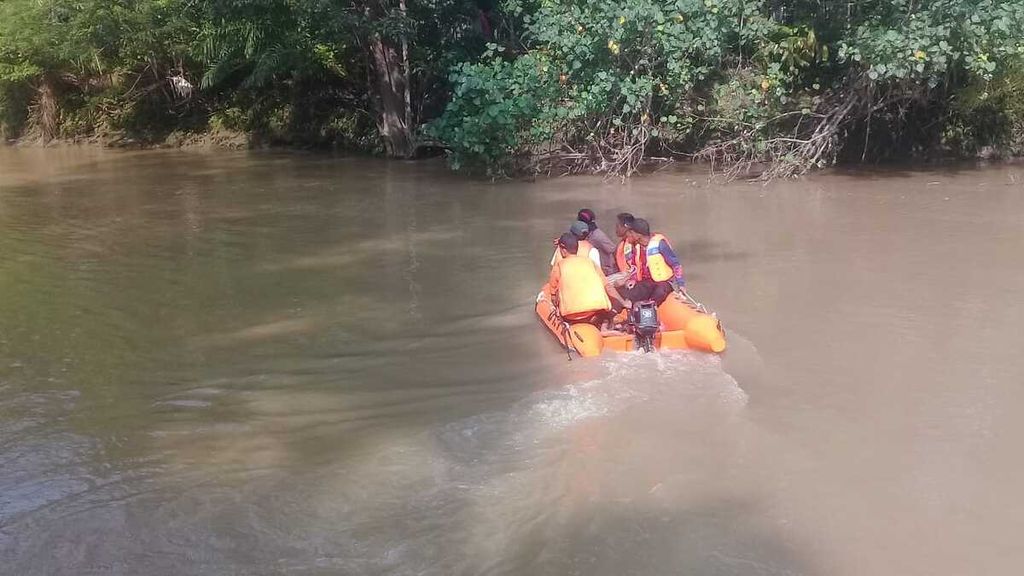 Tim SAR gabungan melakukan pencarian bocah perempuan yang diserang buaya muara di tepian Batang Masang, Jorong Padang Madani, Nagari Manggopoh, Kecamatan Lubuk Basung, Agam, Sumatera Barat, Senin (17/1/2022).