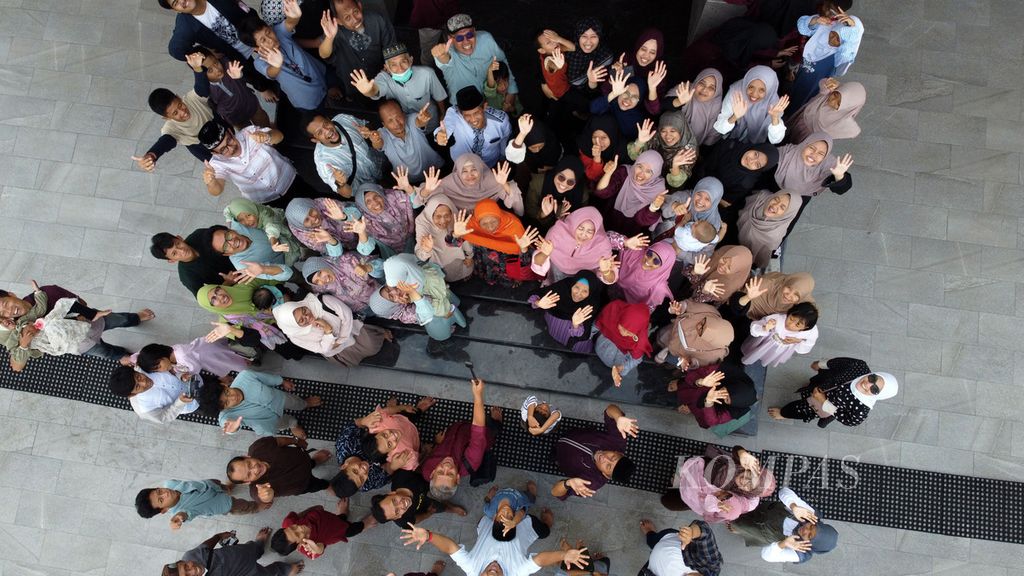 Foto bersama menjadi hal yang tidak terlewatkan saat kumpul keluarga besar atau trah saat momen Idul Fitri seperti yang dilakukan trah Bani Syahidi di Desa Ponjong, Kecamatan Ponjong, Gunungkidul, DI Yogyakarta, Minggu (23/4/2023). 