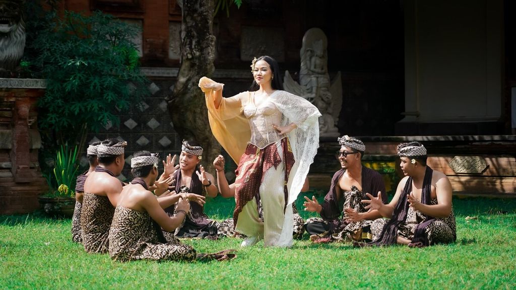 Yura Yunita menari bersama seniman-seniman tradisional Bali dalam film dokumenter berjudul Nada-nada Penting (The Most Important Serenade).