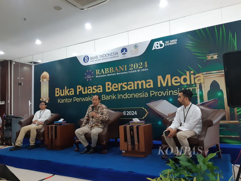 Kepala Perwakilan Bank Indonesia Nusa Tenggara Timur Agus Sistyo Widjajati (tengah) menghadiri acara buka puasa bersama wartawan di Kota Kupang pada Selasa (2/4/2024).