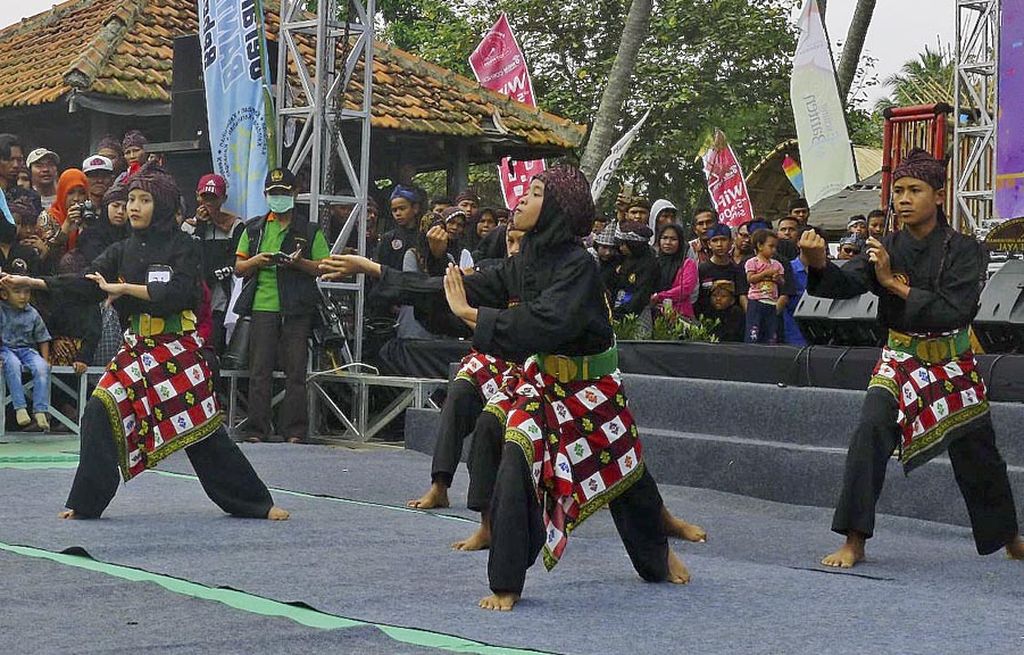 Peserta lomba  pencak silat memeriahkan Anyer Krakatau Culture Festival 2017 di Kabupaten Serang, Banten, Sabtu (19/8). Acara itu diadakan untuk meningkatkan kunjungan wisatawan ke Kabupaten Serang.