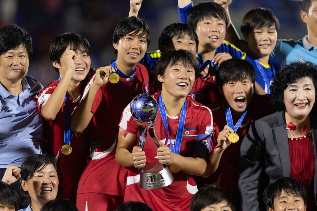 Para pemain putri U-17 Korea Utara berpose dengan trofi Piala Dunia U-17 seusai mengalahkan Spanyol pada laga final di Stadion Olimpiade Felix Sanchez, Santo Domingo, Republik Dominika, 3 November 2024. 