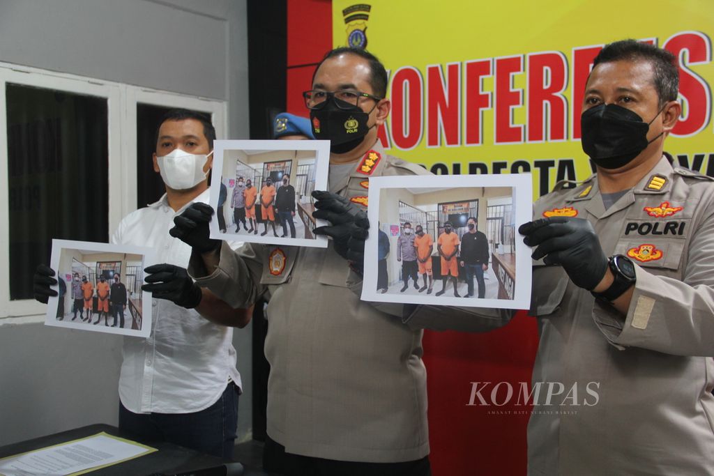 Kepala Kepolisian Resor Kota Yogyakarta Komisaris Besar Idham Mahdi (tengah) bersama jajarannya menunjukkan foto tersangka kasus penganiayaan dalam konferensi pers, Kamis (25/8/2022), di Yogyakarta. 