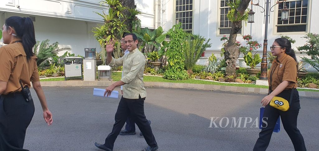 Menteri Pendidikan Kebudayaan dan Riset Teknologi Nadiem Makarim (melambai) bersama Menteri Koordinator Bidang Pembangunan Manusia dan Kebudayaan Muhadjir Effendy (di sebelah kanan Nadiem) berjalan meninggalkan Istana Merdeka, Jakarta, Senin (8/7/2024).