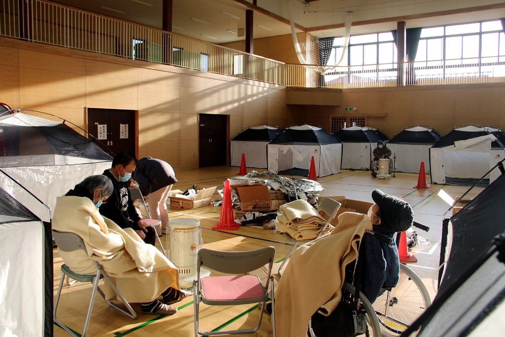Warga berlindung di tempat pengungsian di Soma, Prefektur Fukushima, pada 17 Maret 2022, setelah gempa magnitudo 7,3 mengguncang Jepang pada malam sebelumnya. 