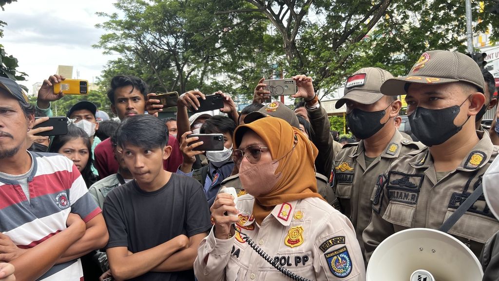 Puluhan petugas satpol PP berusaha masuk ke dalam sekolah, tetapi dihadang orang tua, sukarelawan, dan kuasa hukum di depan SDN Pondok Cina 1 Depok Jawa Barat, Minggu (11/12/2022).