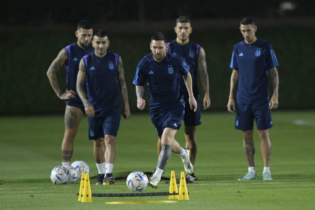Penyerang Argentina, Lionel Messi, mengikuti sesi latihan di Universitas Qatar, Doha, Jumat (25/11/2022). Argentina akan menghadapi Meksiko pada pertandingan Grup C Piala Dunia Qatar, Minggu (27/11/2022) dini hari WIB.