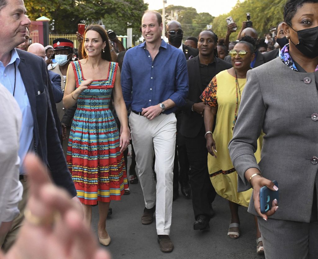 Catherine dan Pangeran William berkunjung ke komunitas Trench Town di Kingston, Jamaika, 22 Maret 2022. Kunjungan itu sebagai bagian dari perayaan 70 tahun Ratu Elizabeth II bertakhta. 