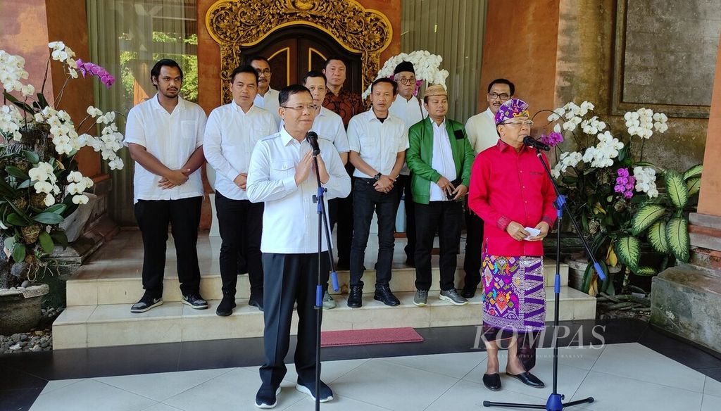 Pelaksana Tugas (Plt) Ketua Umum PPP, yang juga menjabat Utusan Khusus Presiden Jokowi, Muhamad Mardiono (kiri), mengadakan konferensi pers bersama Gubernur Bali Wayan Koster (kanan)  di  kediaman Gubernur Bali di Kota Denpasar, Bali, Senin (14/8/2023).