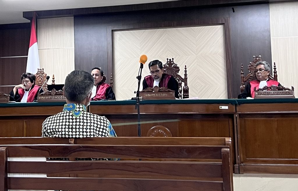 Terdakwa kasus pelanggaran HAM berat Paniai, Mayor Infanteri (Purn) Isak Sattu, mendengarkan tuntutan jaksa dalam sidang pelanggaran HAM yang digelar di Pengadilan Negeri Makassar, Senin (14/11/2021). Jaksa menuntut Isak dengan hukuman penjara 10 tahun.