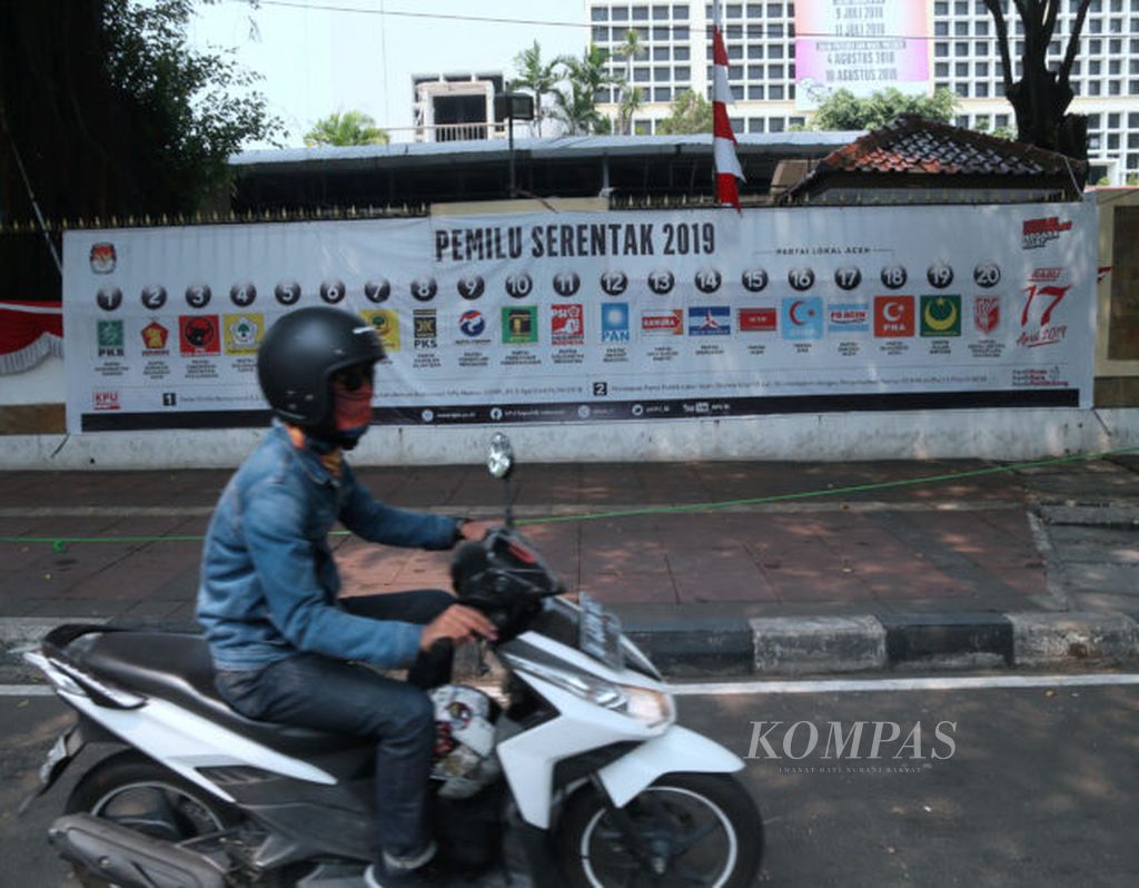 Spanduk panjang partai politik peserta Pemilu Serentak 2019 terpasang di pagar halaman Gedung Komisi Pemilihan Umum (KPU), Jakarta, Sabtu (25/8/2018).