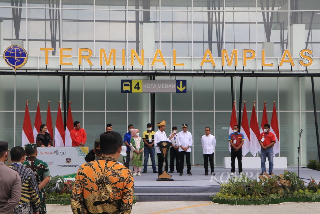 Presiden Joko Widodo meresmikan Terminal Amplas Tipe A yang baru direnovasi menjadi lebih modern, di Kota Medan, Sumatera Utara, Kamis (9/2/2023). Terminal Amplas dengan fasilitas dan layanan modern menjadi peradaban transportasi massal baru di Kota Medan.