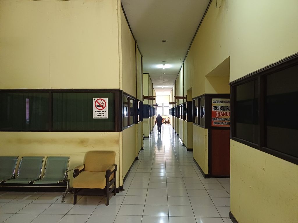 Ruang kantor fraksi-fraksi di Gedung DPRD Nusa Tenggara Timur tampak sepi, Selasa (23/1/2024). Hanya beberapa ASN yang bertugas tetap masuk di kantor itu. Suasana sepi ini mulai terjadi sejak pertengahan Desember 2023.