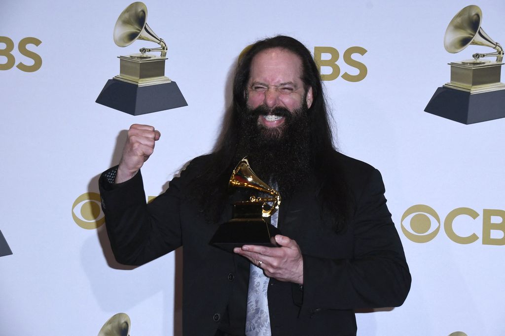 Gitaris band metal Dream Theater, John Petrucci, mewakili band mereka menerima penghargaan Best Metal Performance untuk lagu Alien di ajang Grammy Awards di MGM Grand Marquee Ballroom Las Vegas, Amerika Serikat, Senin (4/4/2022) pagi WIB.