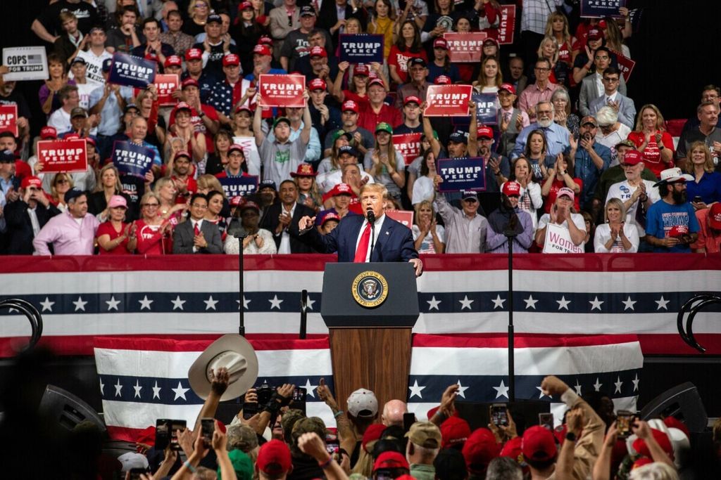 Presiden AS Donald Trump berbicara di sebuah kampanye di Arizona Veterans Memorial Coliseum pada 19 Februari 2020 di Phoenix, Arizon, AS. 