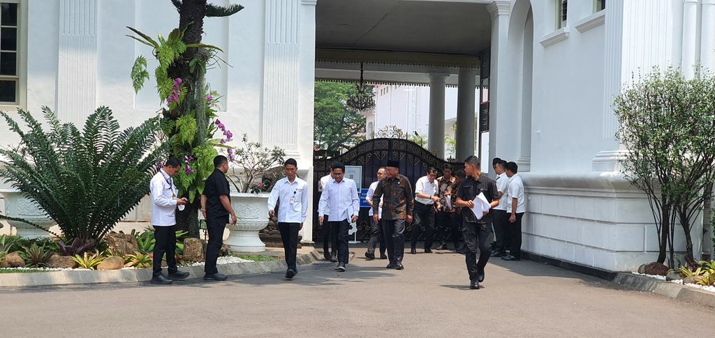Sejumlah menteri meninggalkan Kompleks Istana Kepresidenan, Jakarta, seusai mengikuti rapat tertutup terkait RUU Desa yang dipimpin Presiden Joko Widodo, Senin (18/9/2023).