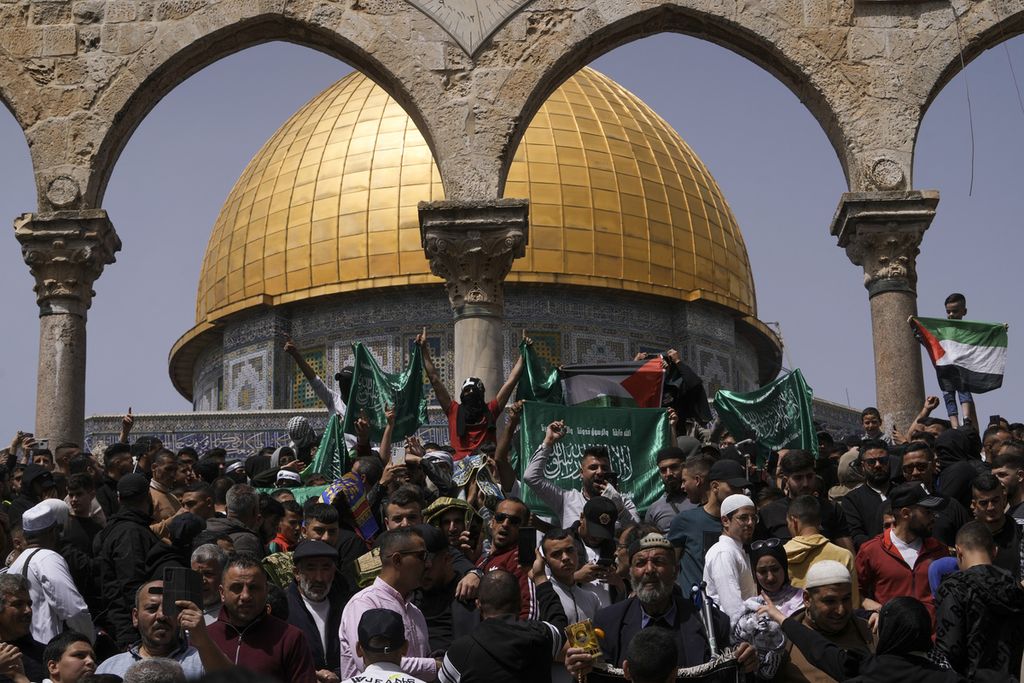 Warga Palestina berunjuk rasa di halaman Dome of Rock di kompleks Masjidil Aqsa, Kota Tua Jerusalem, Jumat (7/4/2023). 