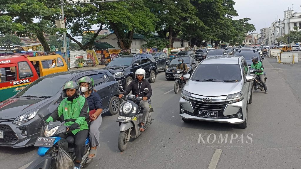 Mobil pribadi dan sepeda motor melintas di tengah arus lalu-lintas yang padat di Jalan Balai Kota, Medan, Sumatera Utara, Jumat (8/9/2023). 