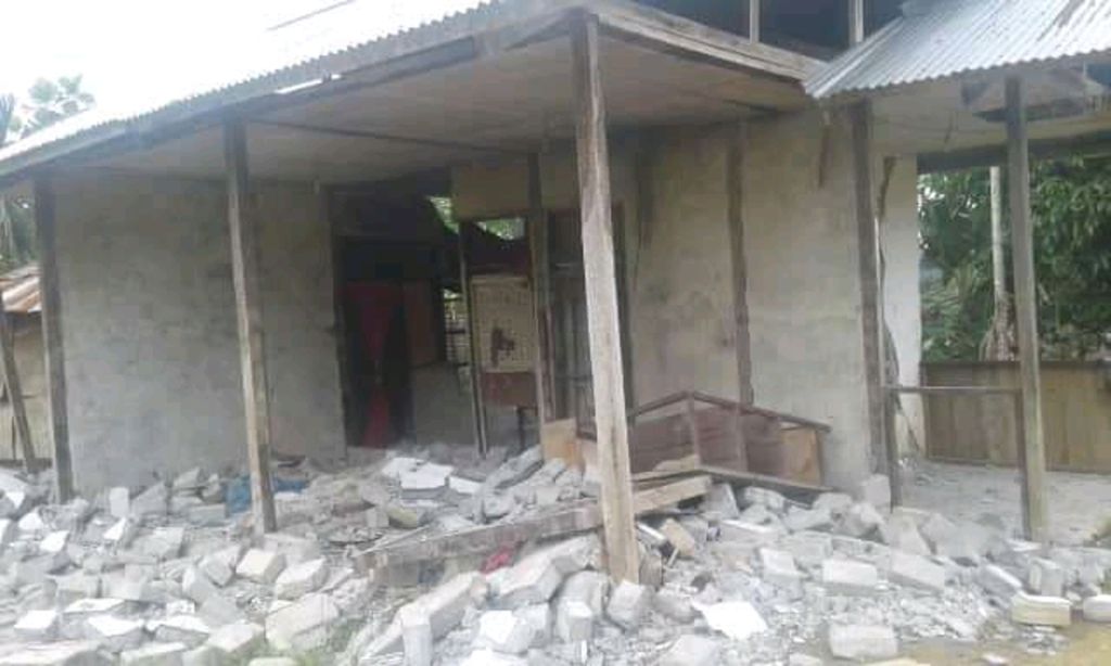 Kondisi salah satu rumah warga yang mengalami kerusakan pasca gempa berkekuatan Magnitudo 6,3 di Kabupaten Sarmi, Papua, 20 Juni 2019.