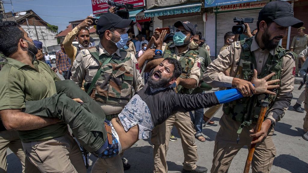Polisi India menahan seorang Muslim Syiah Kashmir karena berpartisipasi dalam prosesi perayaan Asyura di pusat kota Srinagar. Foto ini bertanggal, yang diambil tahun lalu. 