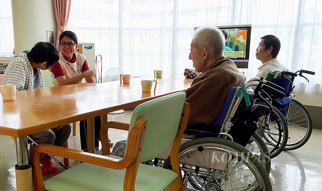 Mirza Amanda (kedua dari kiri) termasuk salah satu pengasuh lansia di Panti Jompo Ukima Sakuraso, Tokyo, Jepang, yang sudah memegang lisensi atau sertifikasi resmi pengasuh lansia dari pemerintah Jepang. Pekerja di sektor layanan sosial seperti perawat tidak banyak terpengaruh oleh kehadiran teknologi AI.