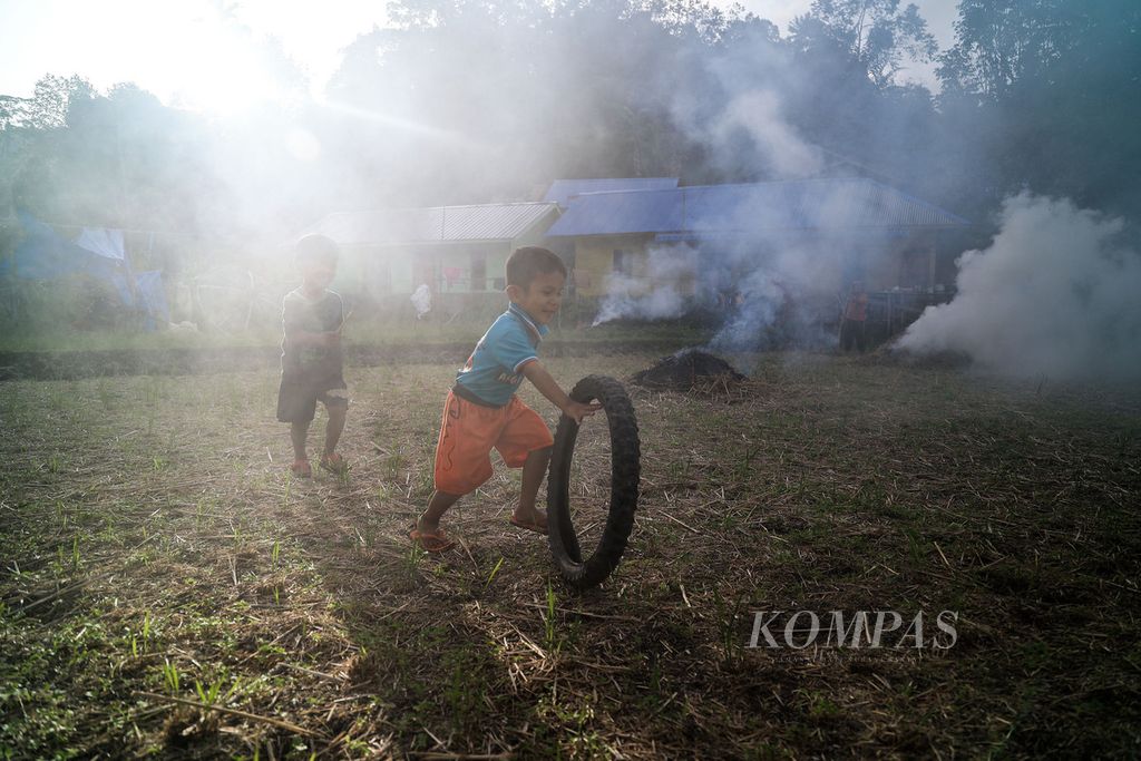 Anak-anak bermain di sawah yang telah dipanen di Dusun Pasir Nauli, Desa Simardangiang, Tapanuli Utara, Sumatera Utara, Kamis (28/7/2022). Anak-anak sejak SD  harus berpisah dari orangtuanya agar bisa bersekolah di pusat desa atau daerah lain.
