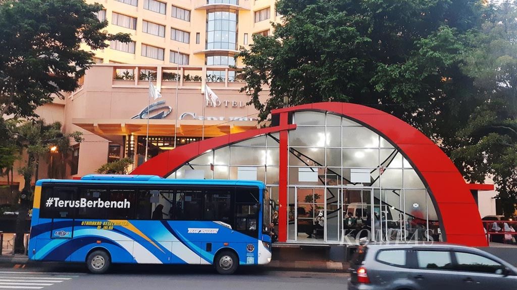 <i>Bus rapid transit</i> Trans Semarang berhenti di Halte Simpang Lima, Kota Semarang, Jawa Tengah, Minggu (20/1/2019). 