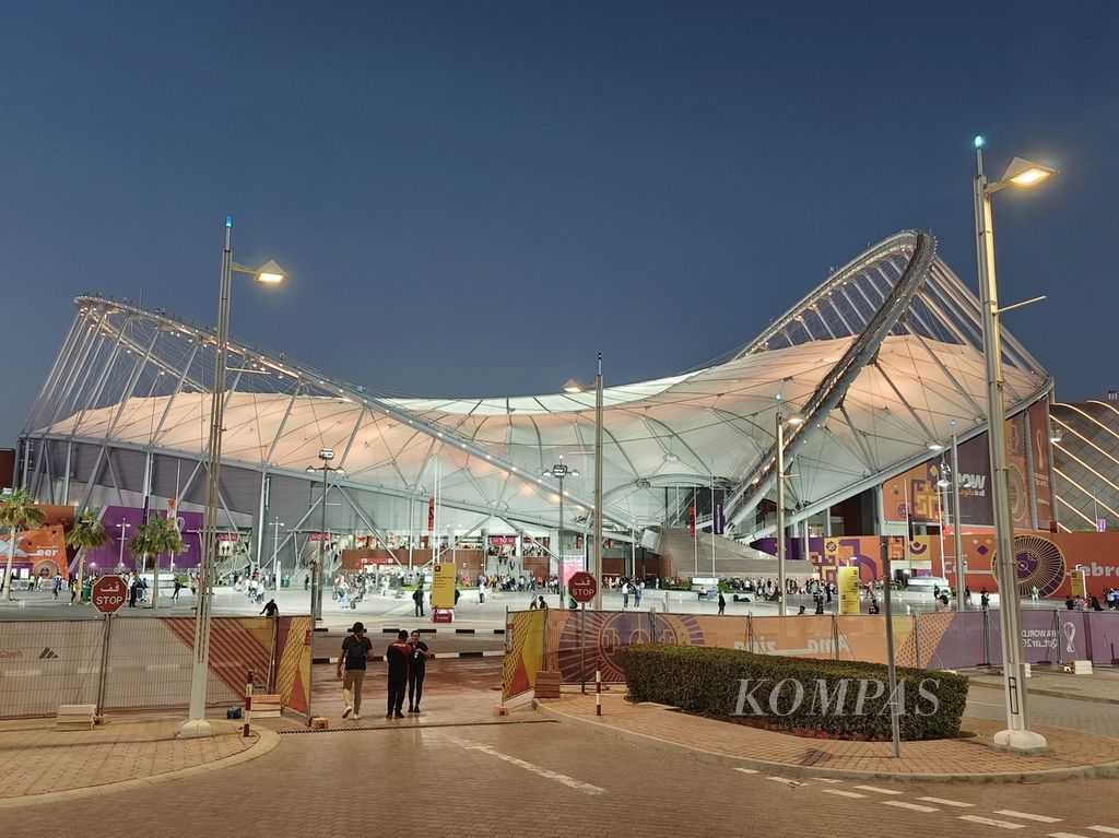 Pemandangan Stadion Internasional Khalifa, Doha, Qatar, dari pintu keluar Stasiun Metro Sport City, Sabtu (3/12/2022). Stadion itu adalah stadion nasional Qatar yang menjadi saksi bagi penyelenggaraan seluruh turnamen olahraga internasional di negeri kaya minyak itu.