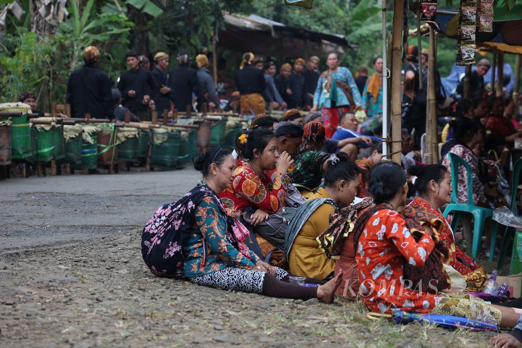 Masyarakat adat Bonokeling beristirahat saat tiba di perbatasan Desa Pekuncen, Kecamatan Jatilawang, Kabupaten Banyumas Jawa Tengah, Kamis (16/3/2023). 