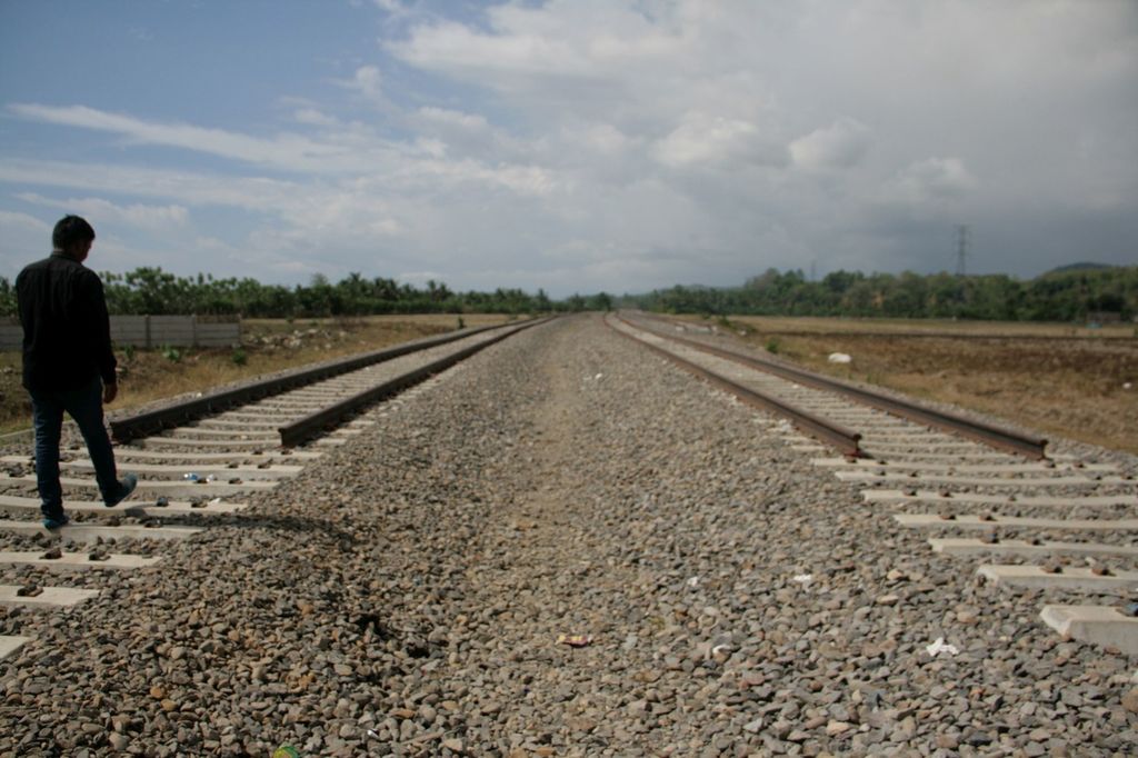 Jalur kereta api Trans-Sulawesi yang telah terbangun di Desa Pekkae, Kecamatan Tanete Rilau, Kabupaten Barru, Sulsel, Sabtu (17/9/2016).