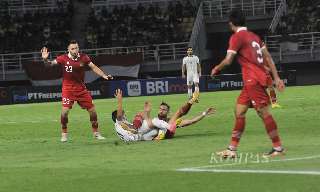 Pemain timnas Indonesia Jordi Amat terjatuh saat berebut bola dengan pemain Turkmenistan dalam FIFA Matchday di Stadion Gelora Bung Tomo, Surabaya, Jumat (8/9/2023). 