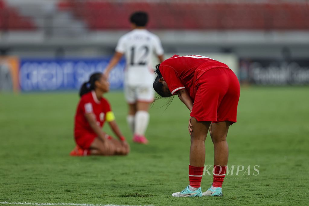 Pemain tim putri Indonesia U-17 tertunduk lesu setelah selesai melawan Korea Utara pada pertandingan Grup A Piala Asia Putri U-17 di Stadion Kapten I Wayan Dipta, Gianyar, Bali, Minggu (12/5/2024). 