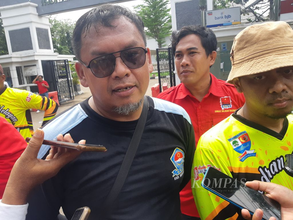 Ketua HNSI Indramayu Dedi Aryanto memberi keterangan terkait aksi sekitar 300 nelayan yang tergabung dalam Front Nelayan Bersatu di depan Kantor DPRD Kabupaten Indramayu, Jawa Barat, Kamis (9/6/2022). 