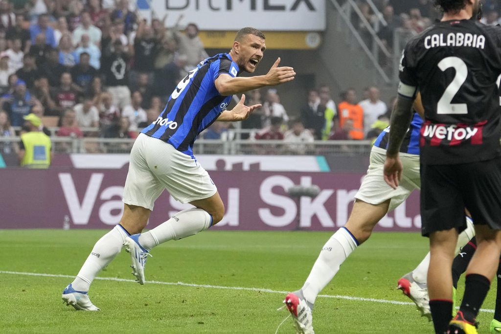 Pemain Inter Milan Edin Dzeko melakukan selebrasi setelah mencetak gol kedua bagi timnya pada menit ke-67, dalam pertandingan Liga Italia antara AC Milan dan Inter Milan di Stadion San Siro, Milan, Sabtu (3/9/2022). AC Milan mengalahkan Inter Milan, 3-2. 