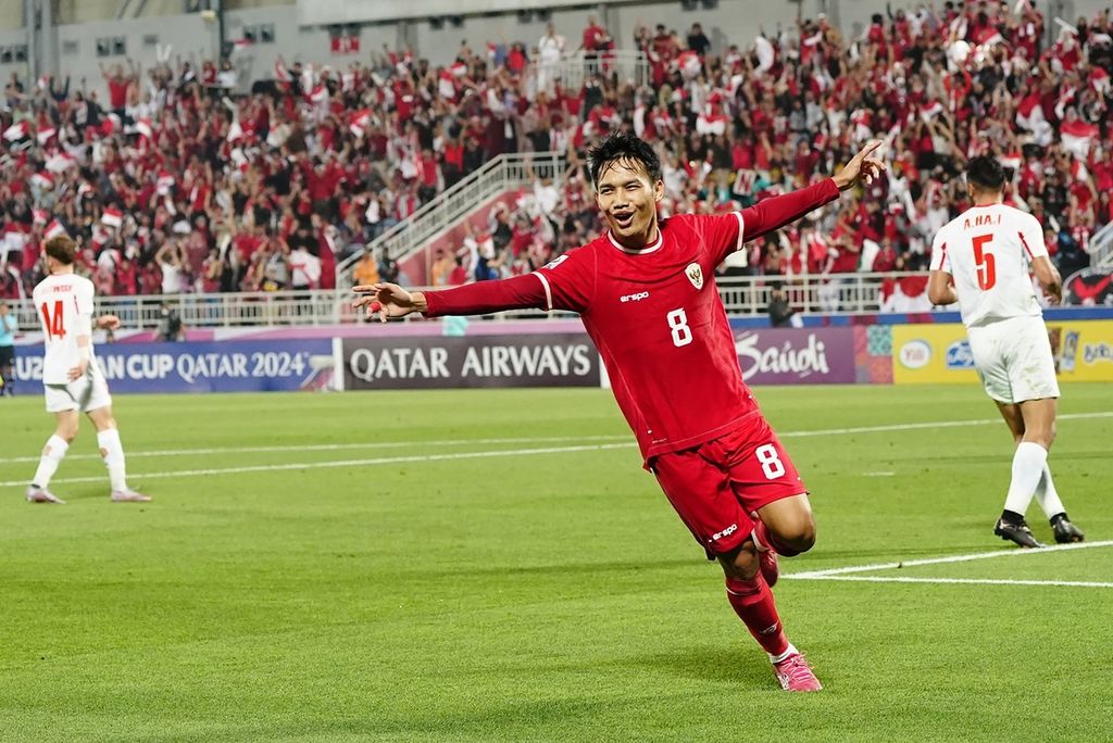Selebrasi Witan Sulaeman setelah mencetak gol kedua dalam pertandingan Grup A Piala Asia U-23 2024 antara Jordania dan Indonesia di Stadion Abdullah bin Khalifa, Doha, Qatar, Minggu (21/4/2024).