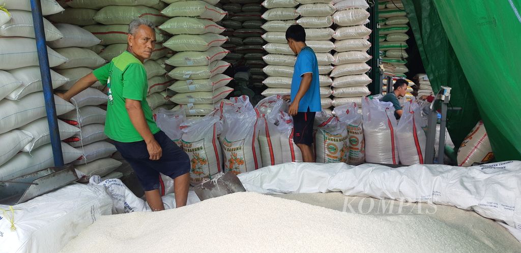 Karyawan di salah satu kios di Pasar Induk Cipinang, Jakarta Timur, mengemas beras ke dalam zak pada Selasa (13/2/2024) siang.
