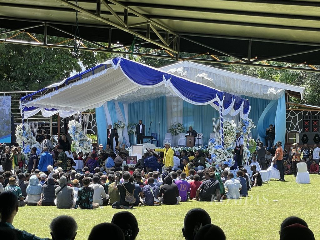 Jenazah bekas Gubernur Papua Lukas Enembe dibawa ke lapangan Sekolah Tinggi Teologi dan Kejuruan Injili Sentani, Kabupaten Jayapura, Papua, Kamis (28/12/2023).