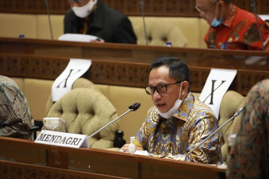 Menteri Dalam Negeri Tito Karnavian di dalam rapat kerja bersama Komisi II DPR, salah satunya membahas persiapan Pilkada 2020 di Kompleks Senayan, Jakarta, Senin (13/7/2020),
